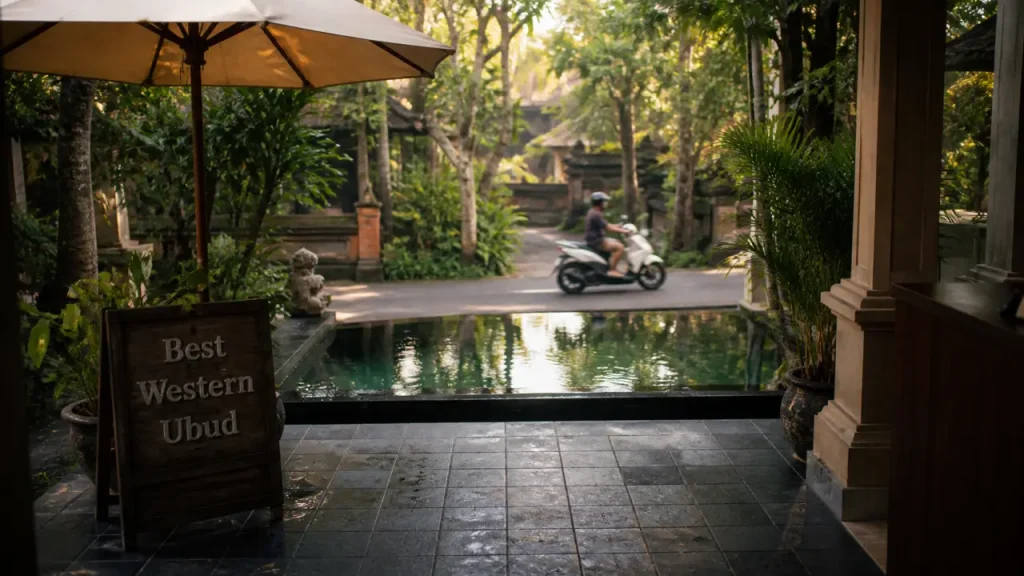 Best Western Ubud Bali : entrée d’hôtel et piscine à Ubud