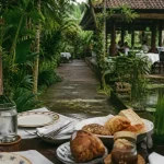 Cafe Wayan Ubud Bali, jardin tropical et bassin de lotus