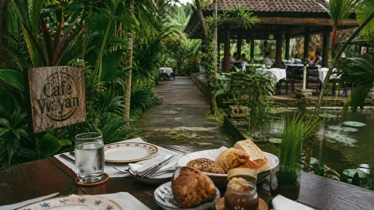 Cafe Wayan Ubud Bali, jardin tropical et bassin de lotus