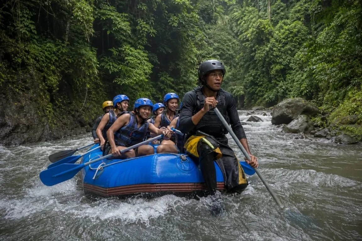 ubud bali white water rafting sur l’Ayung River près d’Ubud, raft au milieu de la jungle tropicale