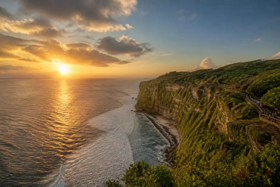 Séjour 18-25 ans à Bali : falaises d’Uluwatu face à l’océan au coucher du soleil