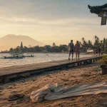 Indonésie plage calme à Sanur au petit matin, promenade en bois et barques