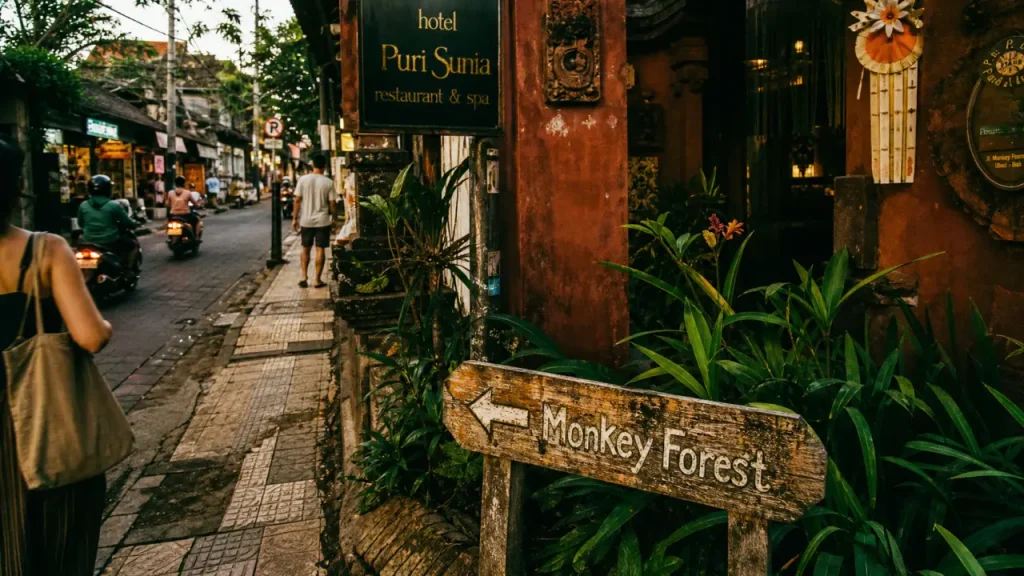 Jalan Monkey Forest Ubud Bali, enseigne “Monkey Forest” et trottoir près d’un hôtel