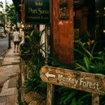 Jalan Monkey Forest Ubud Bali, enseigne “Monkey Forest” et trottoir près d’un hôtel