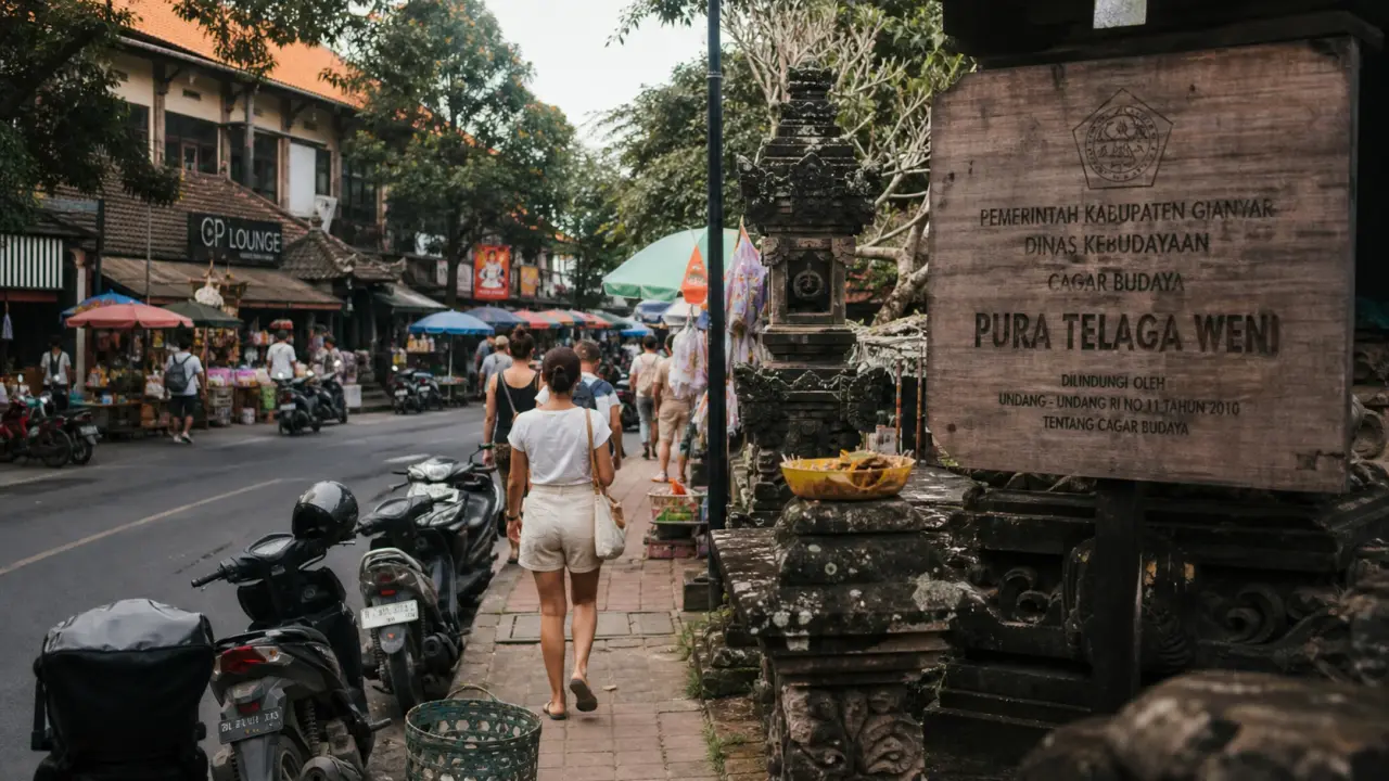Jalan raya ubud bali : scooters et piétons près des offrandes balinaises