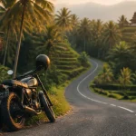 Road trip Bali : moto sur route près des rizières et forêt tropicale