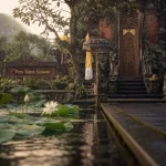 saraswati temple ubud bali : bassin de lotus et portes balinaises