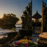 Temples of bali à Tanah Lot, offrande en fleurs, mer à l’arrière-plan