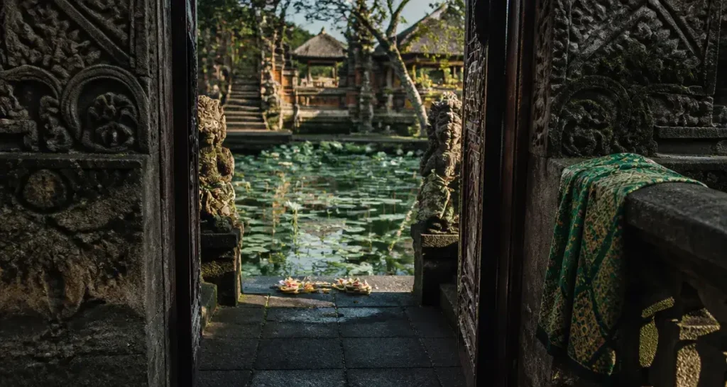 Ubud Palace Bali : porte sculptée et bassin du temple Saraswati