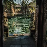 Ubud Palace Bali : porte sculptée et bassin du temple Saraswati