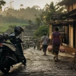 Scooter à Ubud Town Bali, rue pavée et passants