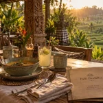 Bali Buda Ubud : table veranda pavillon balinais, épicerie santé bio végétarienne