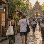 Central Ubud Bali : rue calme près des temples, palissades et passants à Ubud
