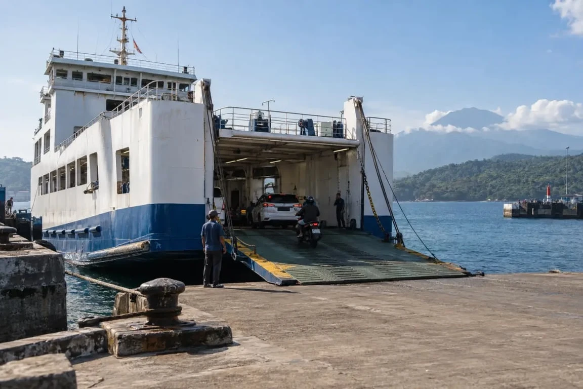 Port Bali Nusa Penida de Padang Bai avec ferry Roro transportant un scooter
