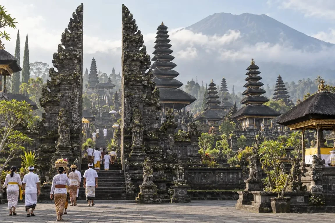 Hindu temples Bali : vue du temple Besakih sur les pentes du mont Agung