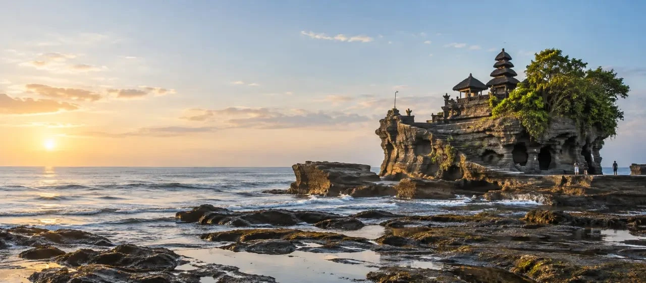 Tanah Lot parmi les meilleurs temples de Bali sur un îlot rocheux à marée basse