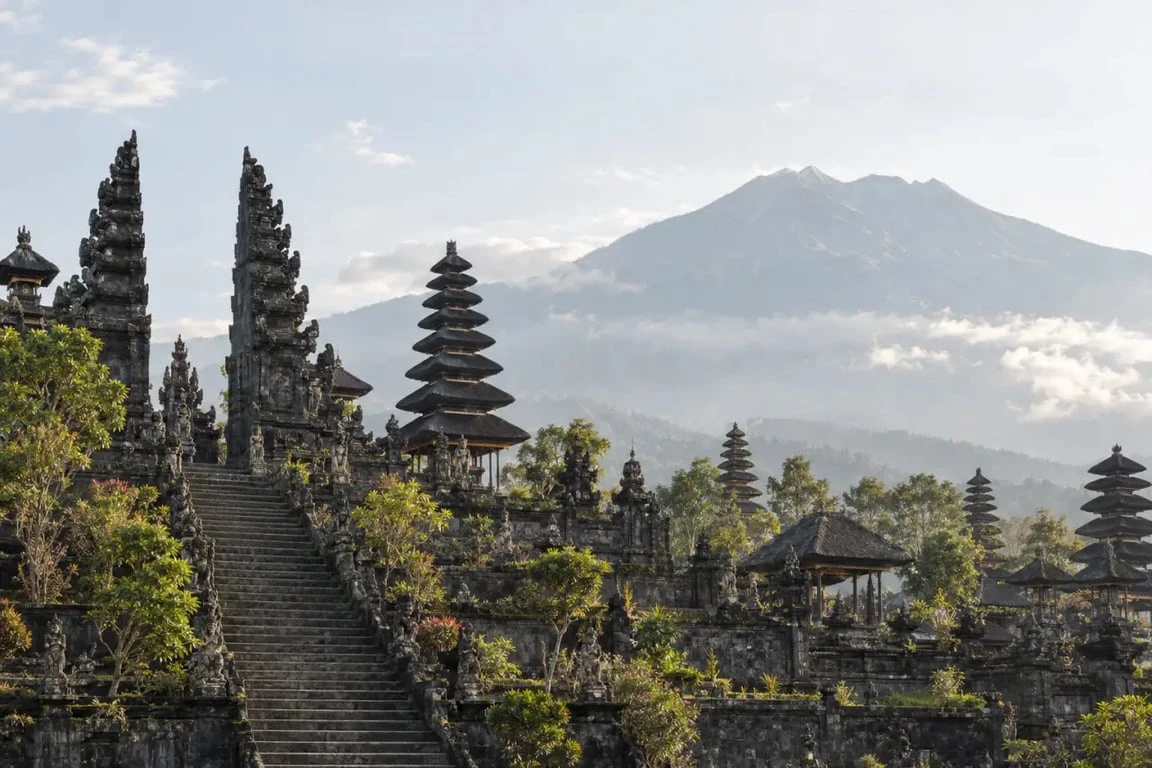Pura Besakih parmi les temples incontournables bali sur les pentes du mont Agung