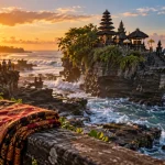 Hindu temples bali : temple de Tanah Lot sur un rocher au coucher du soleil