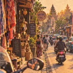 Main street ubud bali sur Jalan Raya Ubud, rue animée