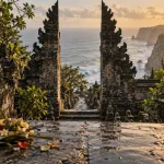 Temples incontournables Bali : Pura Uluwatu bord de mer, offrandes et sarong