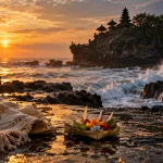 Bali temples à Tanah Lot sur rocher, coucher du soleil