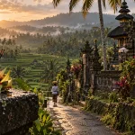 Voyage découverte Bali : rizières en terrasses et temple à Ubud, route étroite